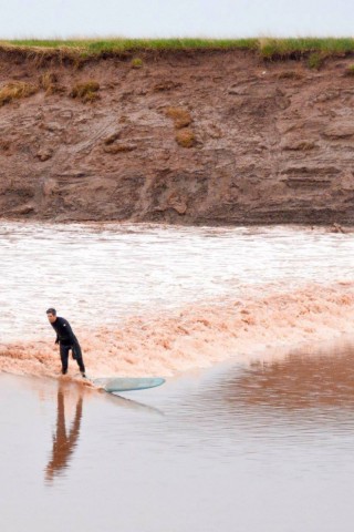 Surfer une vague infinie: le mascaret de Moncton